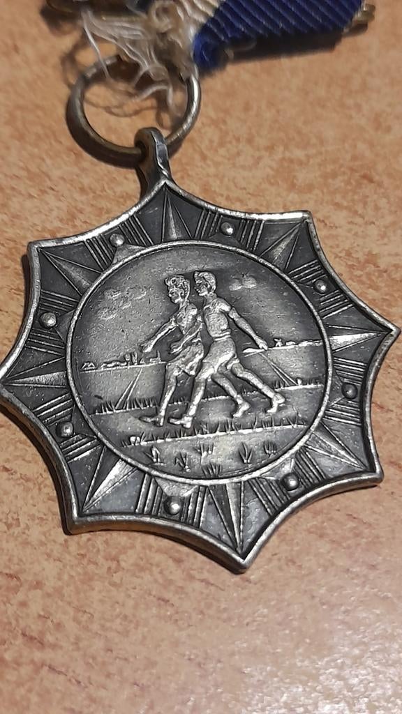 Oude medaille met twee figuren, Verzenden