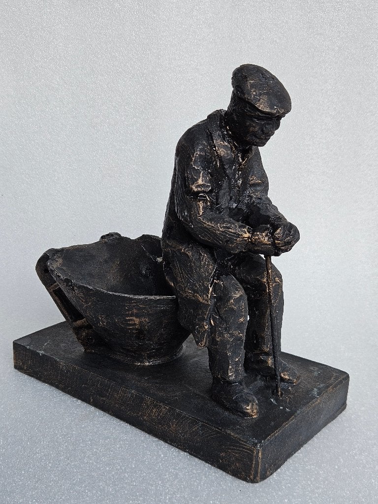 Oude man,mijnwerker,  zittend op emmer van baggermachine, Ophalen of Verzenden, Gebruikt, Mens