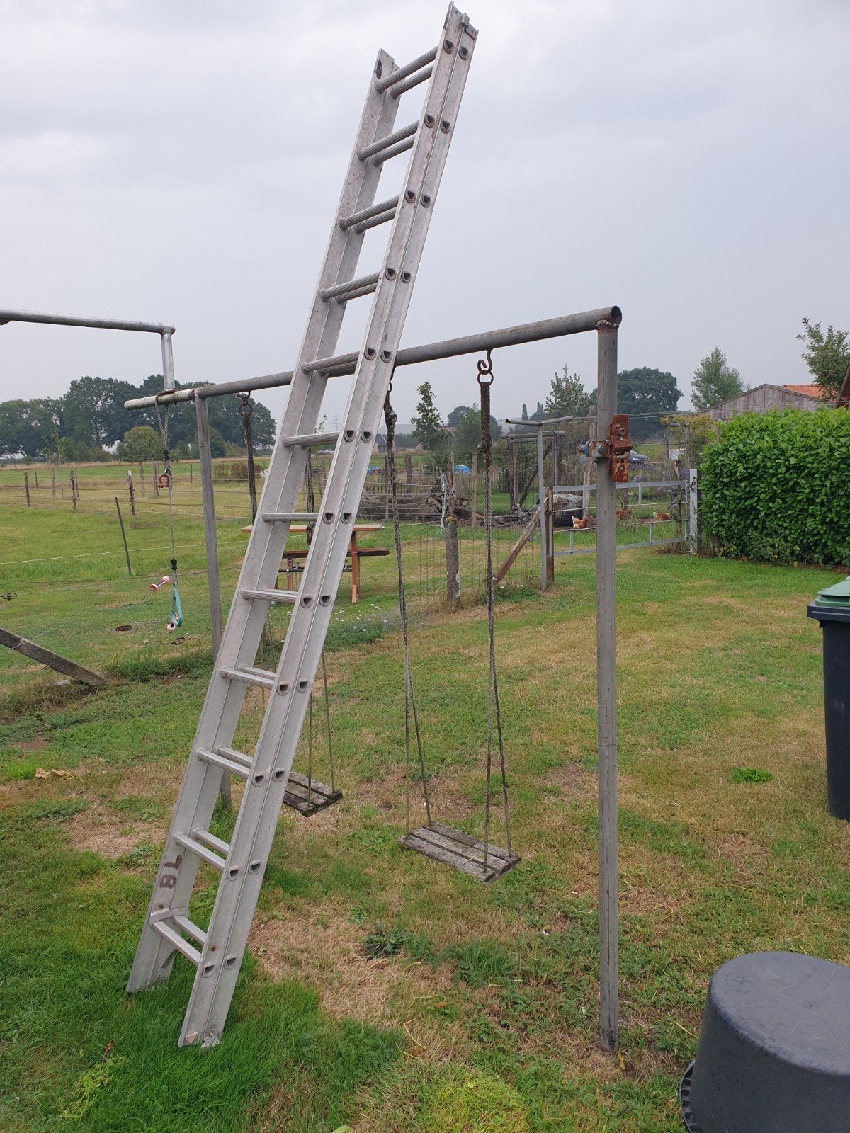 12 sports  dubbele aluminium ladder als nieuw, Ophalen of Verzenden, Zo goed als nieuw, 4 meter of meer