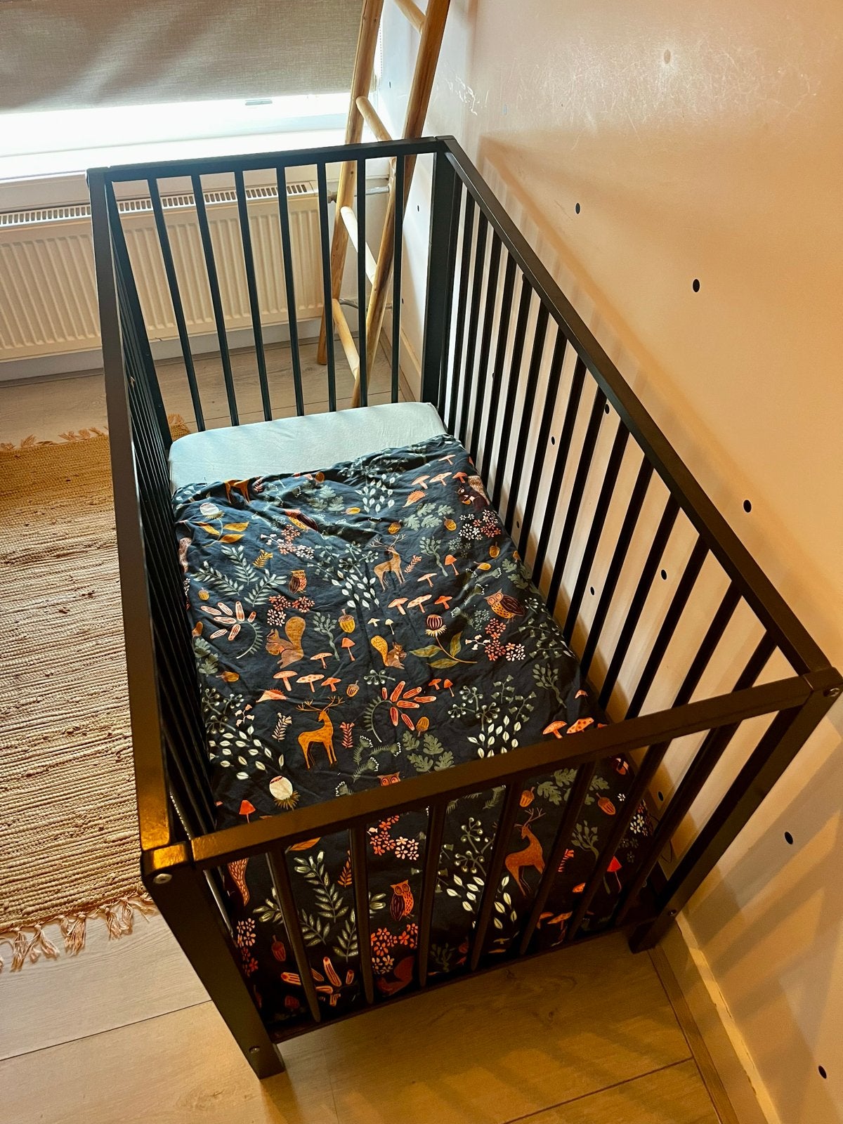 Zwart Ledikantje met matras 120x60 cm, Ophalen, Gebruikt, Ledikant