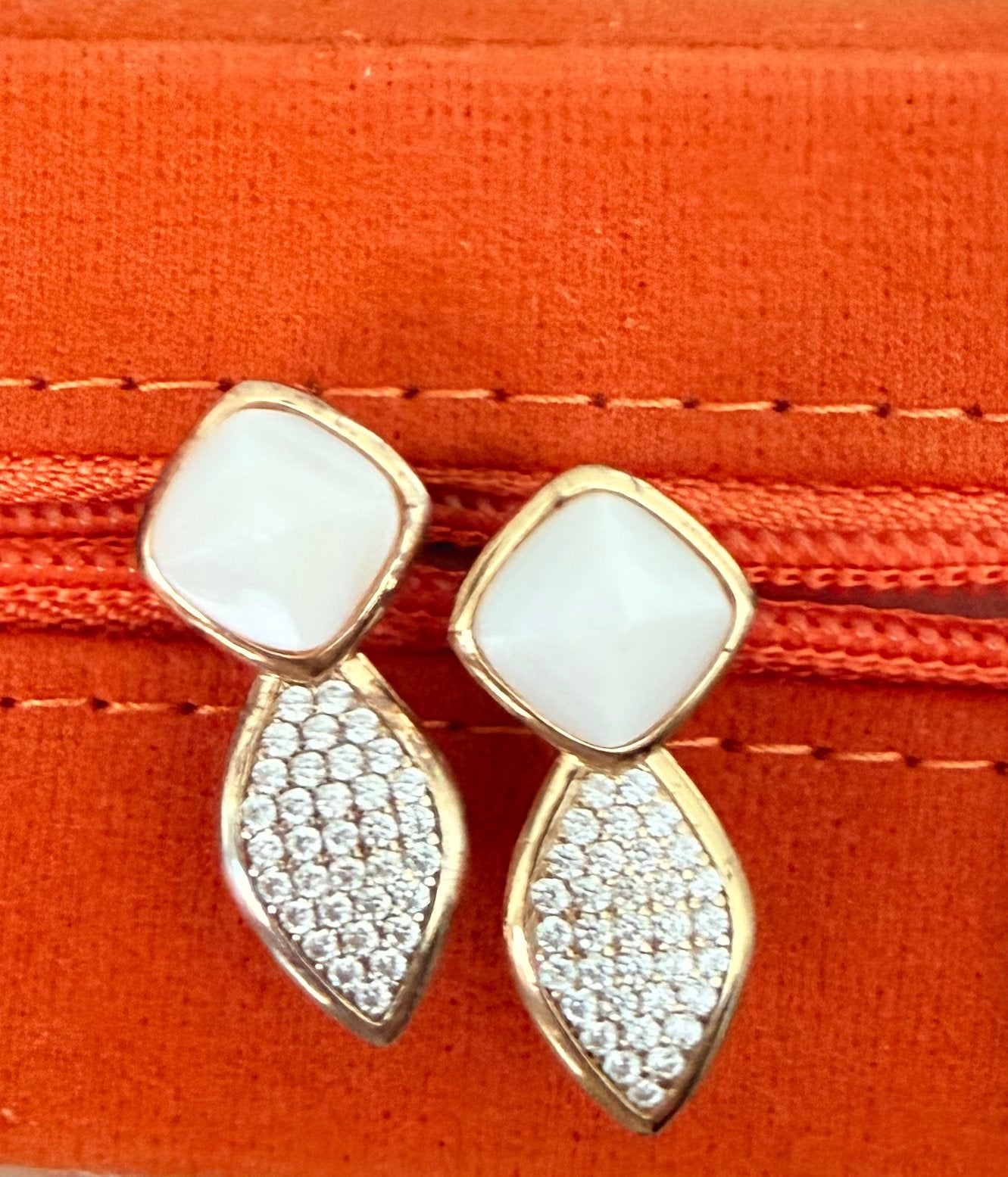 Sparkling Jewels oorbel met strass en steen, Ophalen of Verzenden, Zo goed als nieuw, Goud, Knopjes of Stekers