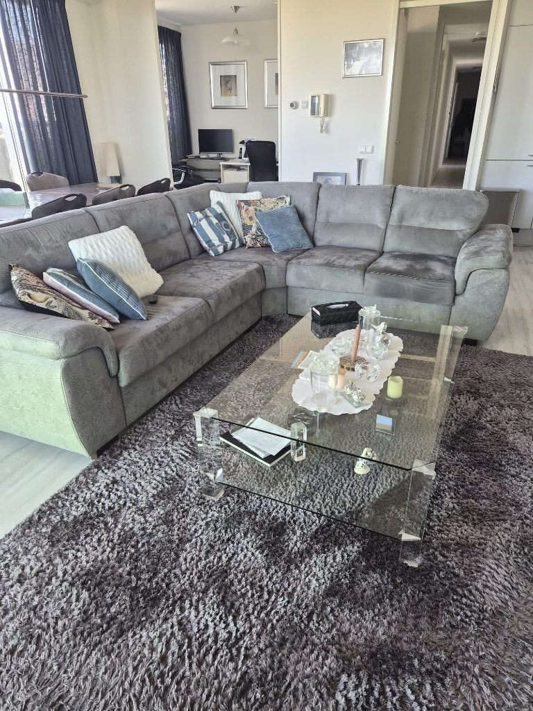 Grijze bank (en een glazen tafel en vloerkleed), Ophalen, Minder dan 75 cm, 150 tot 200 cm, Hoekbank