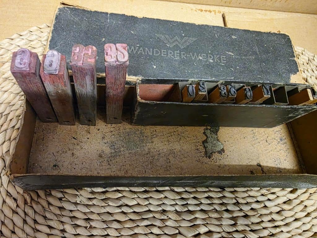 Antiek doosje met kleine stempels,nummers,letters, Ophalen of Verzenden