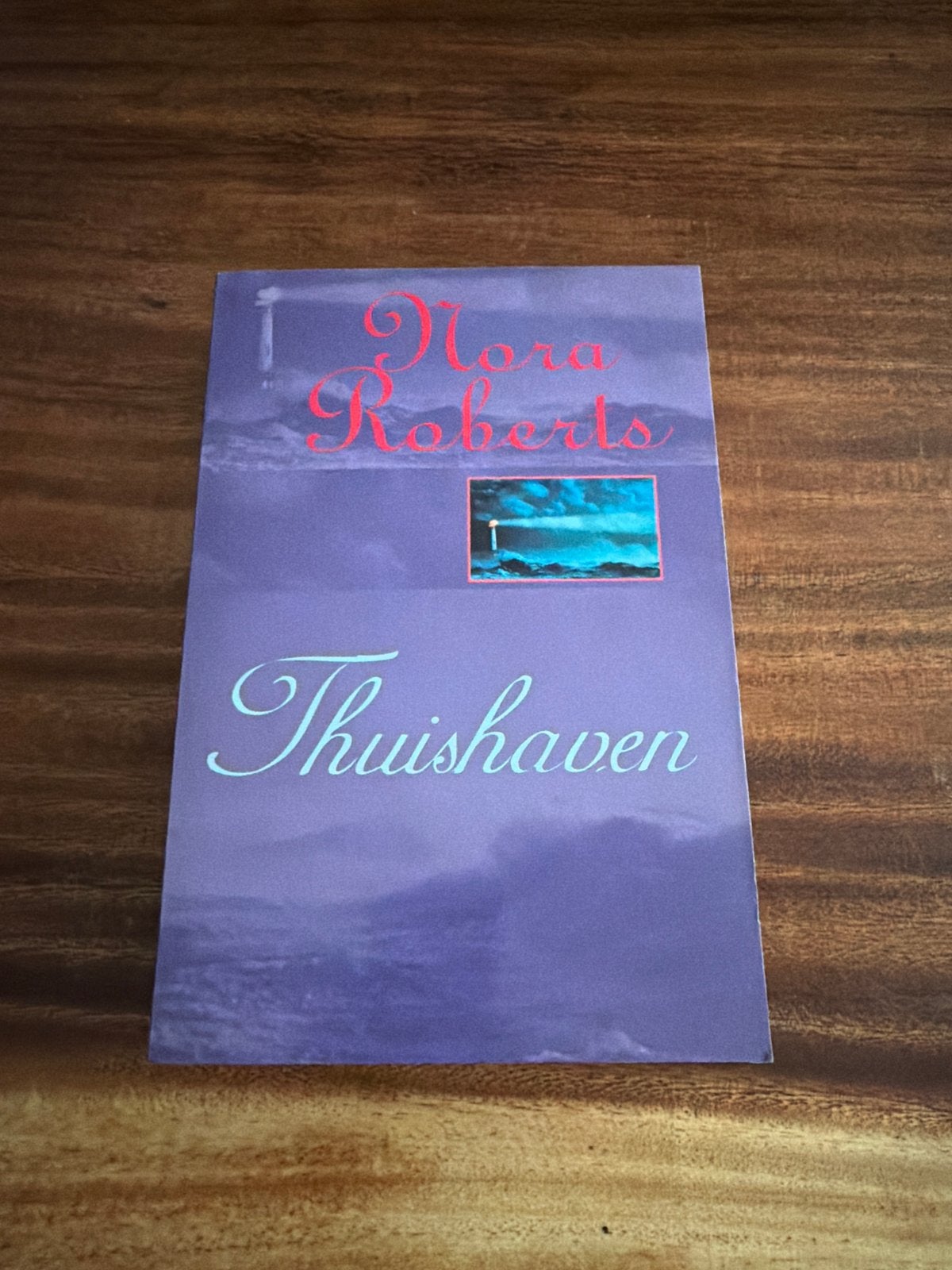 Nora Roberts - Thuishaven (Paperback) - V2, Ophalen of Verzenden, Gelezen, Nederland