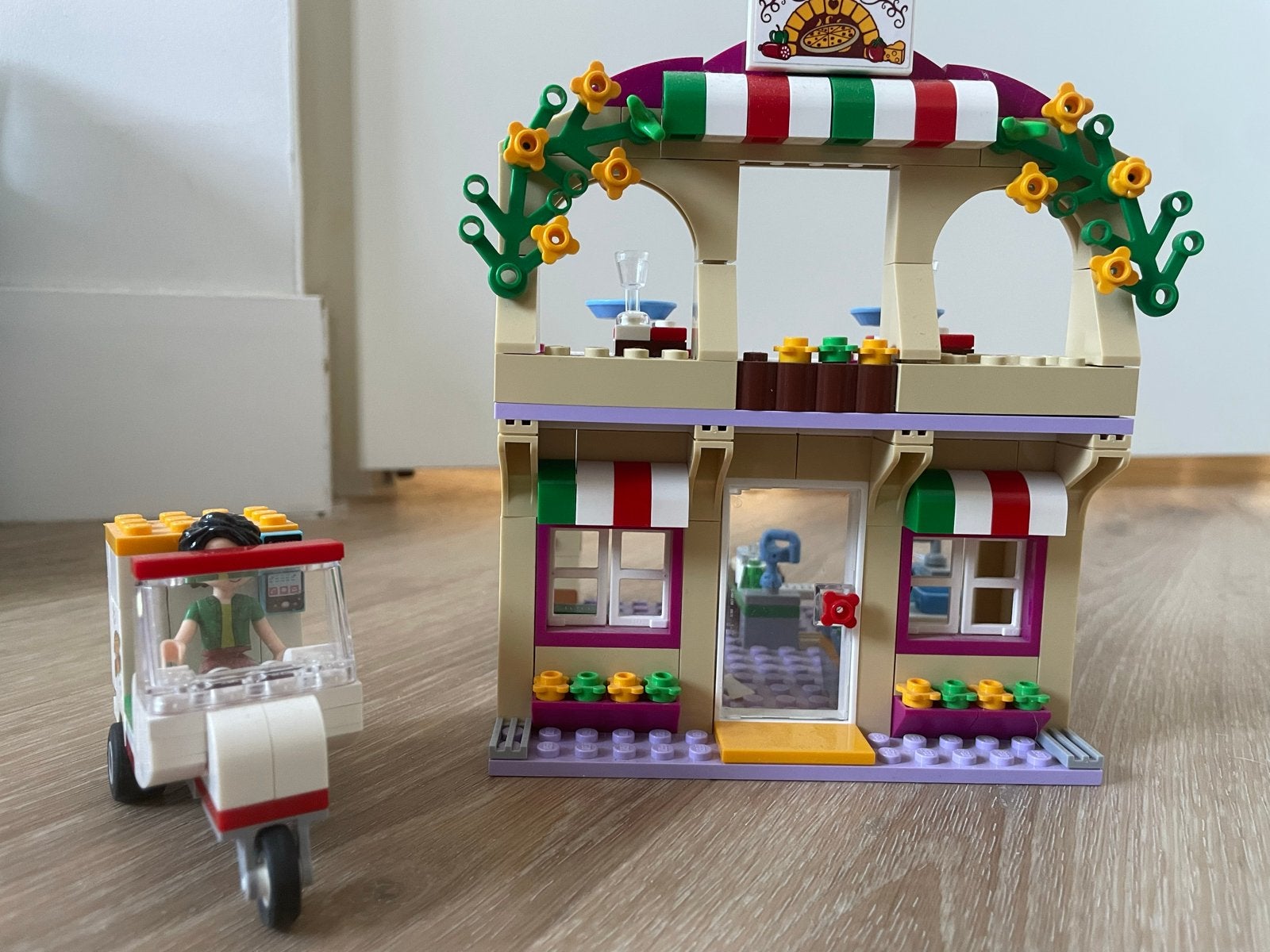 LEGO Friends Heartlake Pizzeria met scooter, Ophalen of Verzenden, Zo goed als nieuw, Overige merken