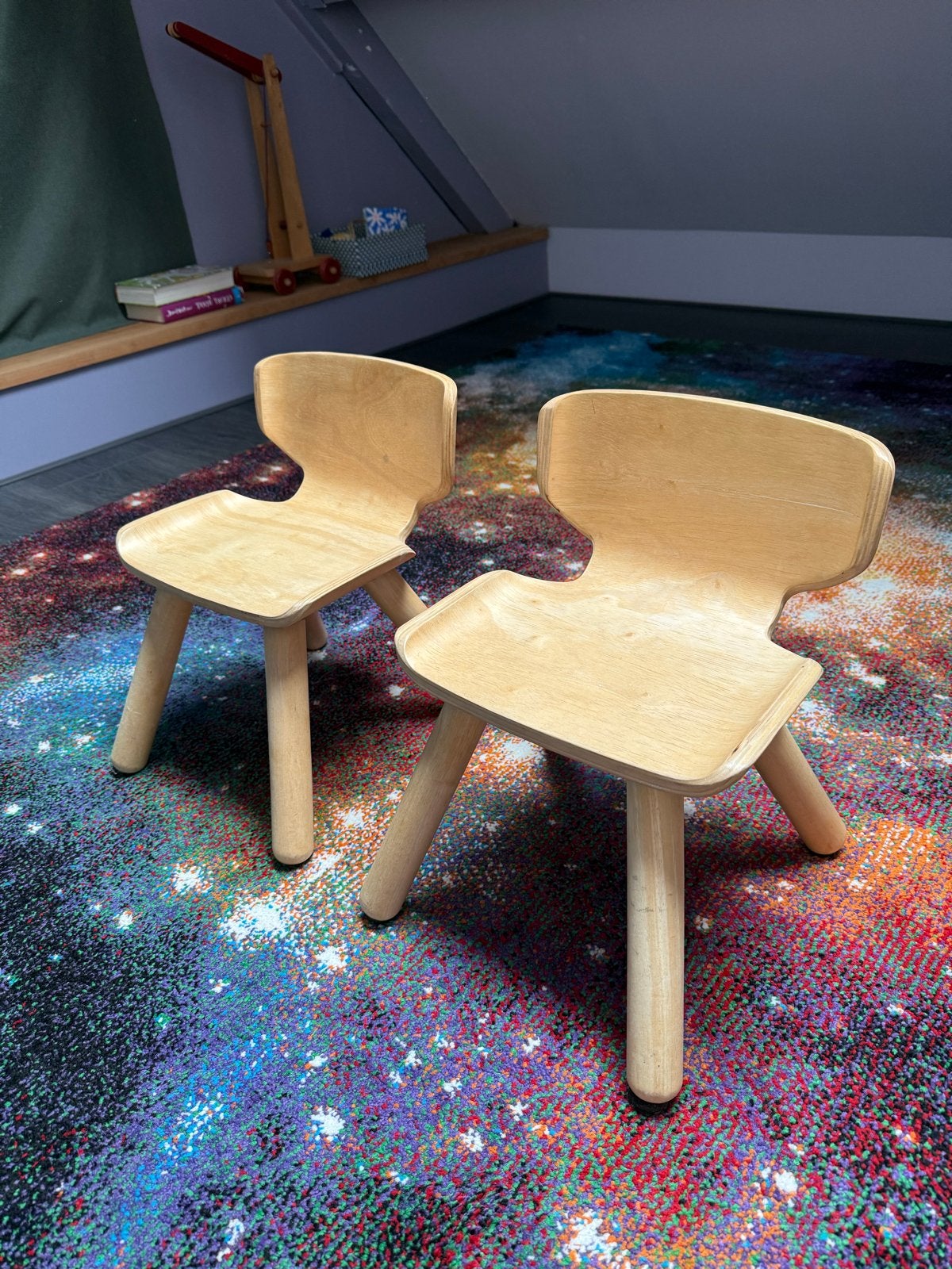 Twee PlanToys houten kinderstoeltjes, Kinderen en Baby's, Kinderkamer | Tafels en Stoelen, Ophalen, Zo goed als nieuw, Stoel(en)