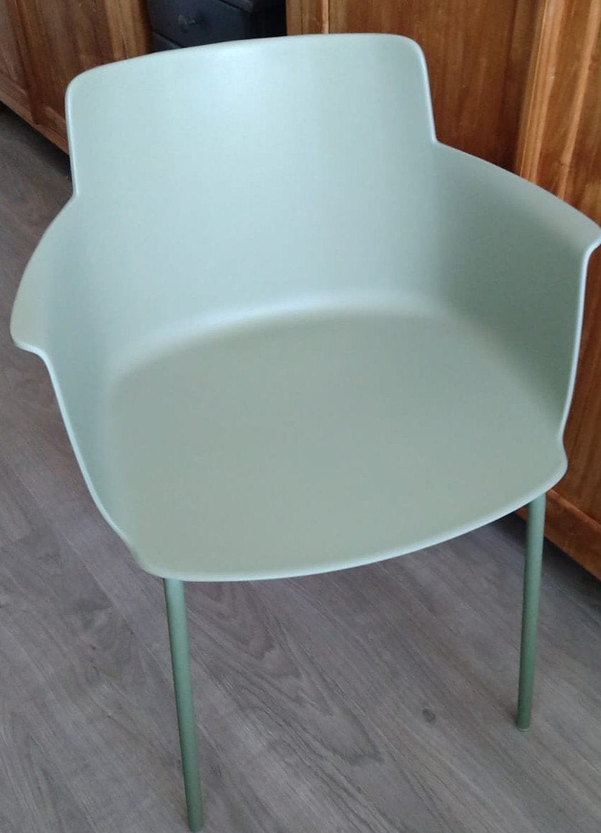 lichtgroene kuip stoel met metalen poten 2 stuks, Tuin en Terras, Tuinstoelen, Ophalen, Zo goed als nieuw