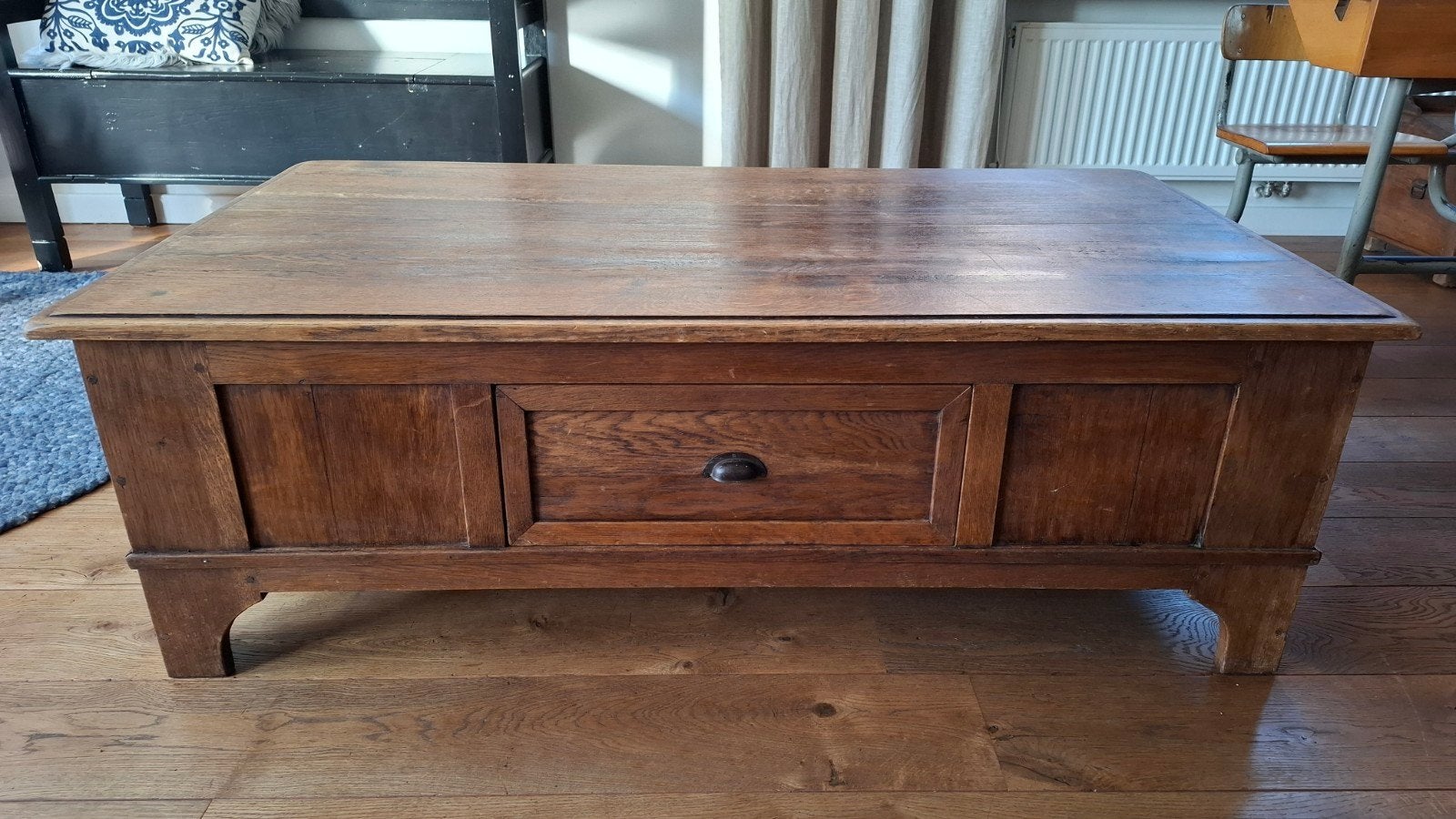 Robuuste eikenhouten salontafel met lade, Antiek en Kunst, Ophalen