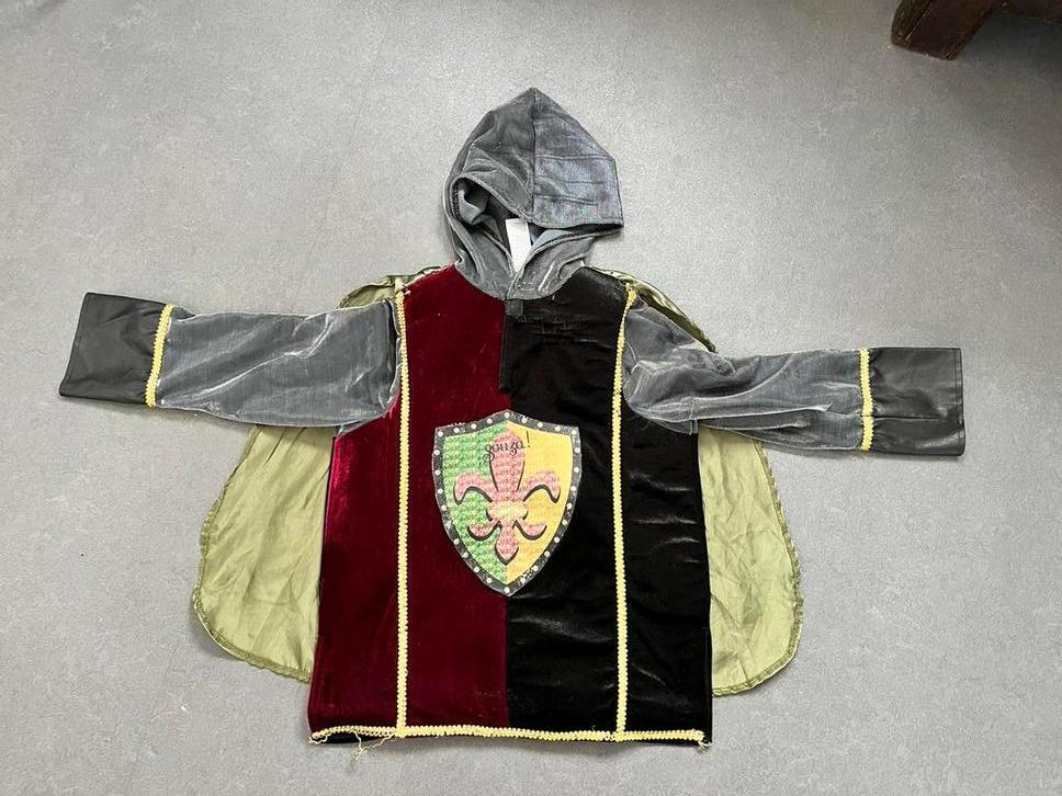Ridderpak helm en nog een ridderpak verkleedkleren maat 110, Kinderen en Baby's, Carnavalskleding en Verkleedspullen, Ophalen