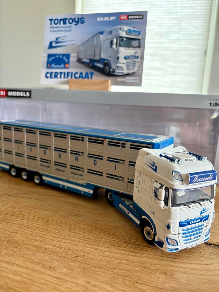 WSI 1:50 ISOARDI DAF XF SUPER SPACE CAB LIVE STOCK TRAILER, Hobby en Vrije tijd, Modelauto's | 1:50, Ophalen of Verzenden, Zo goed als nieuw