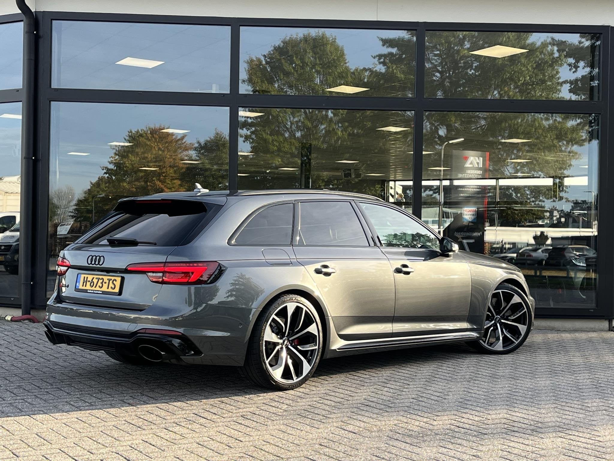 Audi A4 Avant RS4 Quattro Pro Line Plus B&O/PANO/MEMORY/LEER, Automaat, 1730 kg, 360° camera, Gebruikt