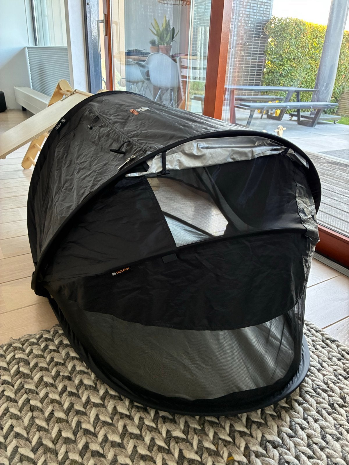 Deryan tent zwart met slaapzak - Zo goed als nieuw, Ophalen, Zo goed als nieuw, Tot en met 2