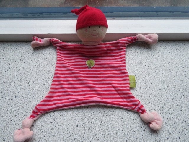 Knuffeldoek pop met rode plopmuts gestreept merk Sigikid, Overige typen, Ophalen of Verzenden, Zo goed als nieuw, Sigikid