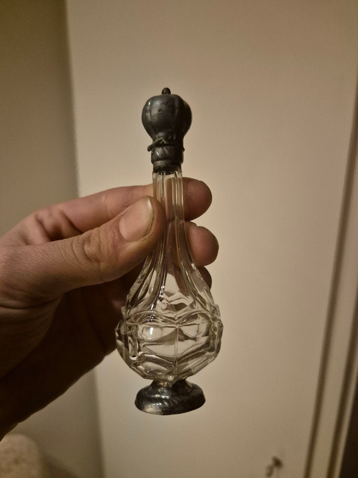 Antieke parfumflesje met dop, Ophalen of Verzenden