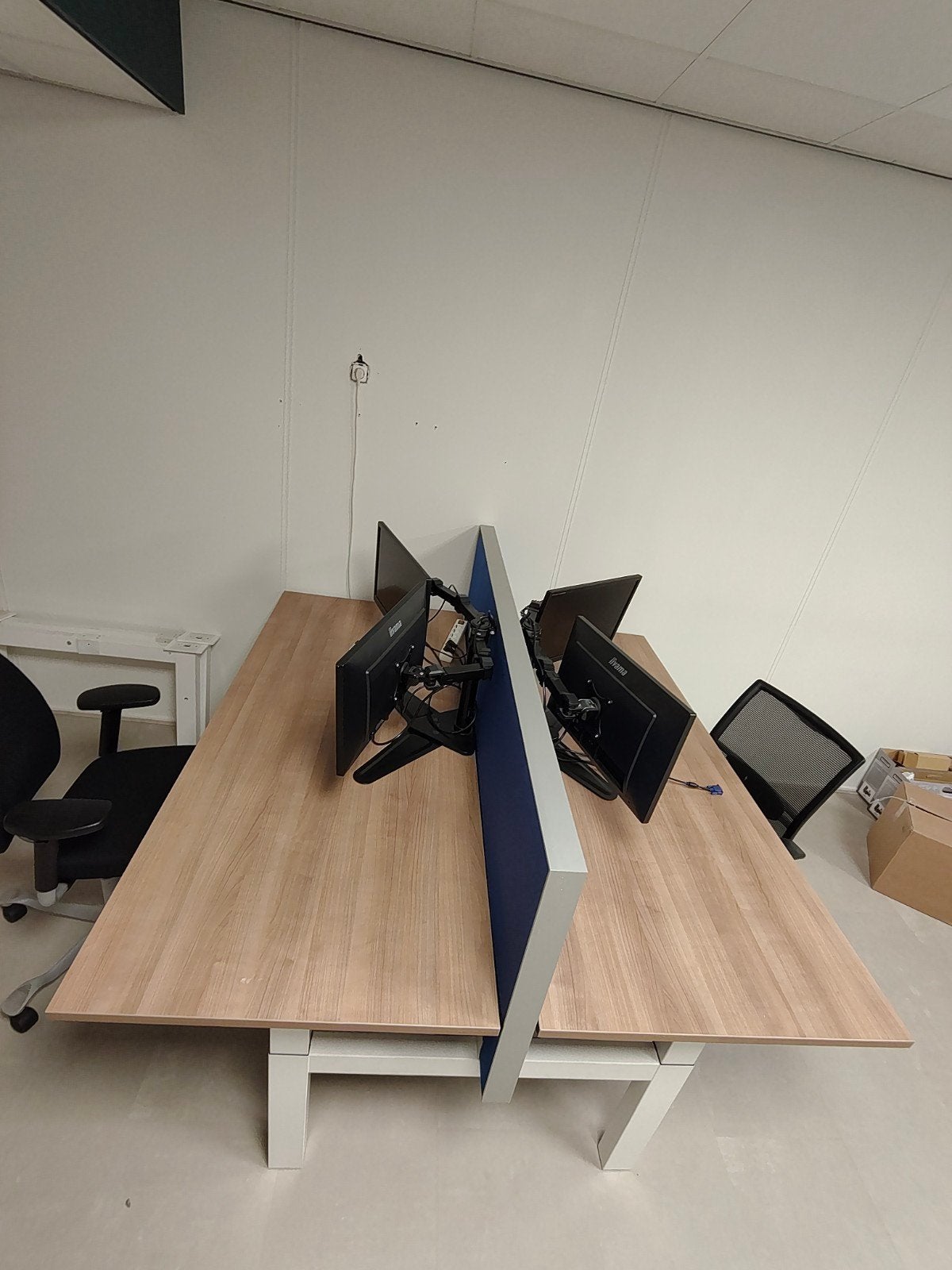 Dubbel bureau met tussenwand - 168x180x80 cm, Werkplek, Ophalen, Gebruikt, Bureau