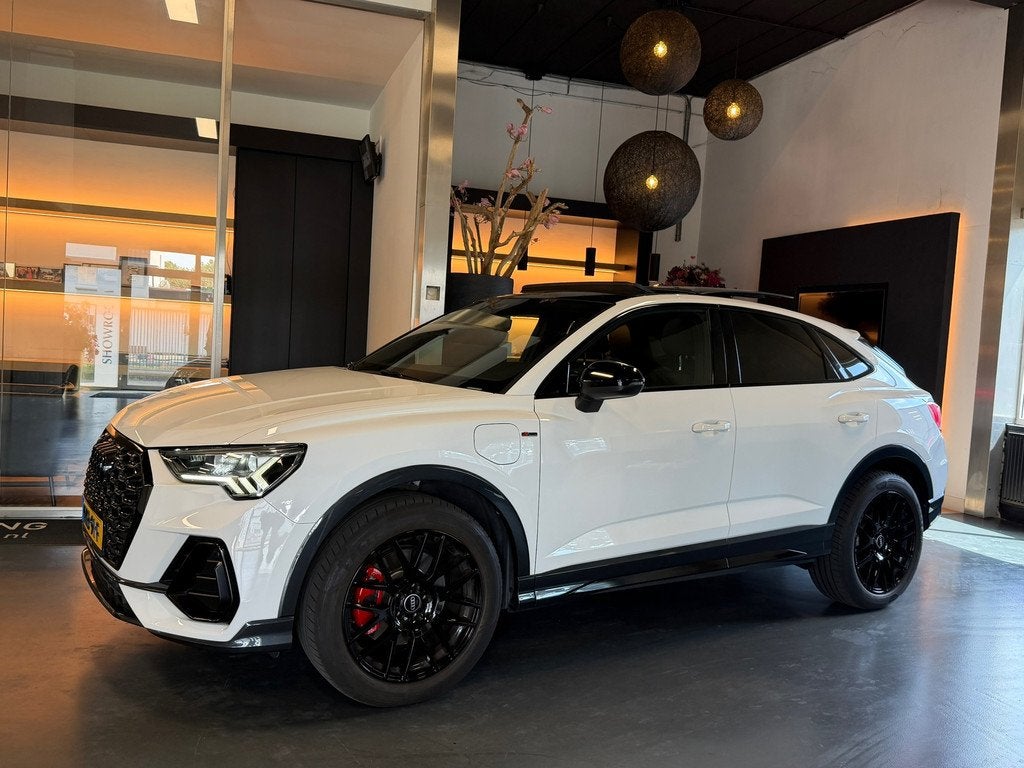 Audi Q3 Sportback 45 TFSI e S line Pano B&O Camera Elec.Koff, Auto's, Stof, Gebruikt, Zwart, Wit