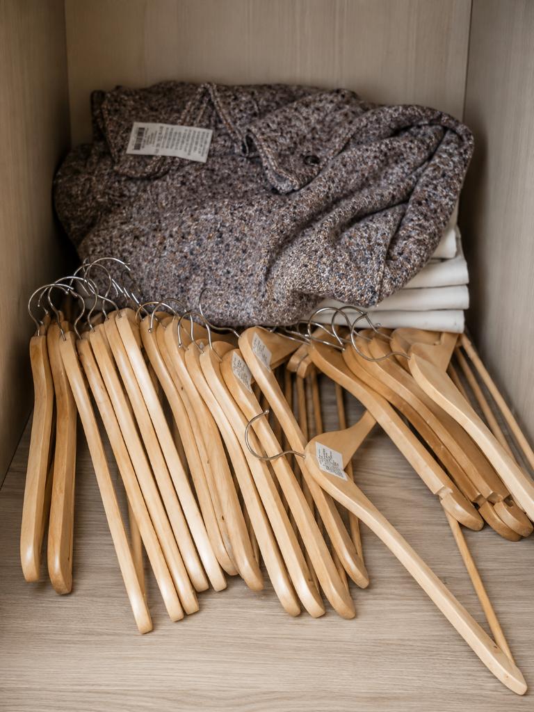 20 wooden clothes hangers natural wood, Zo goed als nieuw, Minder dan 100 cm, Hout, Ophalen