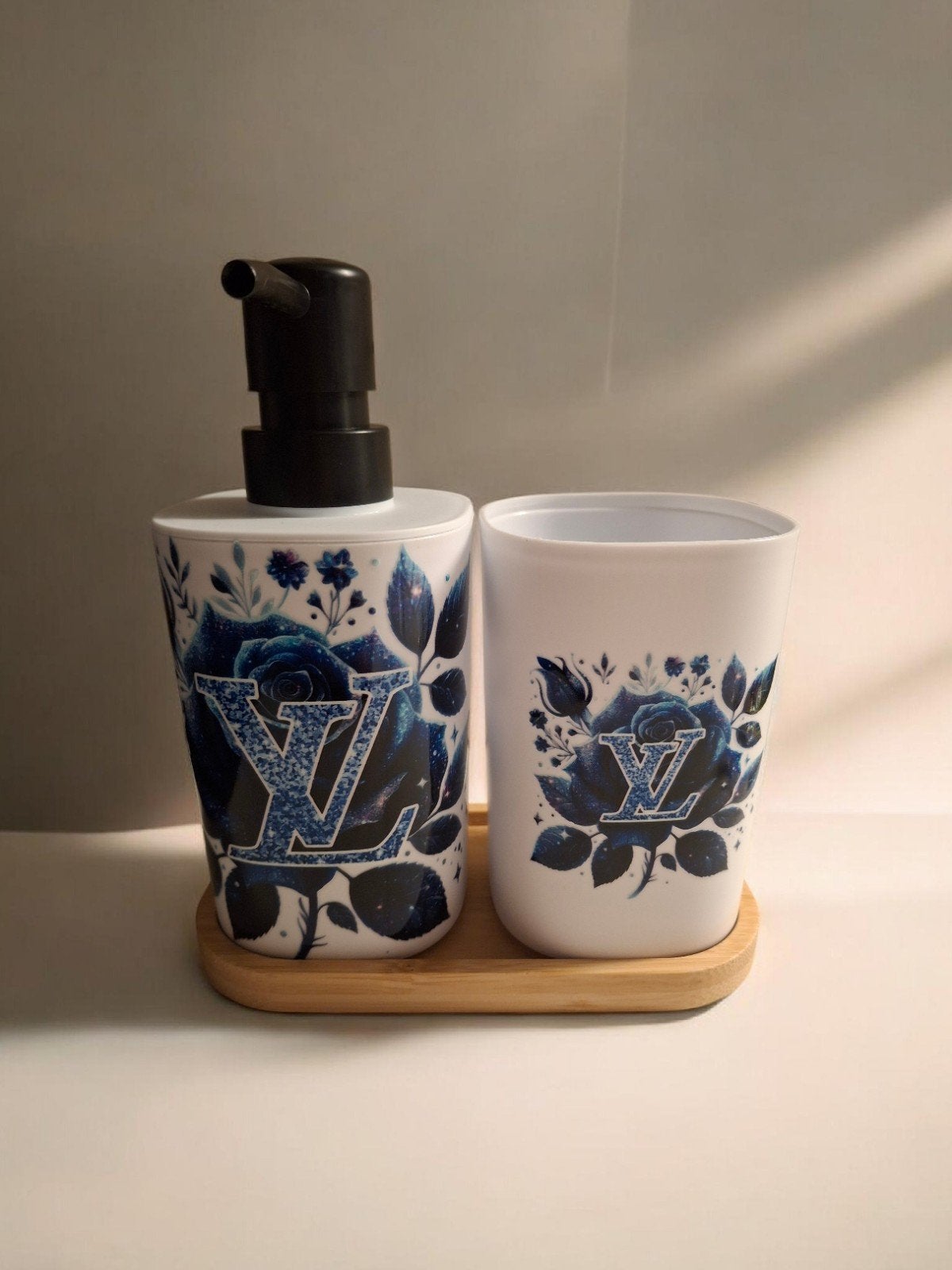Nieuw handgemaakt badkamersetje - zeepdispenser en beker, Nieuw, Wit, Overige merken, Zeepdispenser/zeepbakje