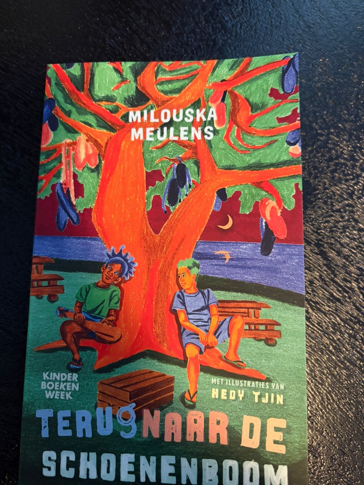 Milouska Meulens - Terug naar de schoenenboom, Milouska Meulens, Fictie algemeen, Ophalen of Verzenden, Zo goed als nieuw