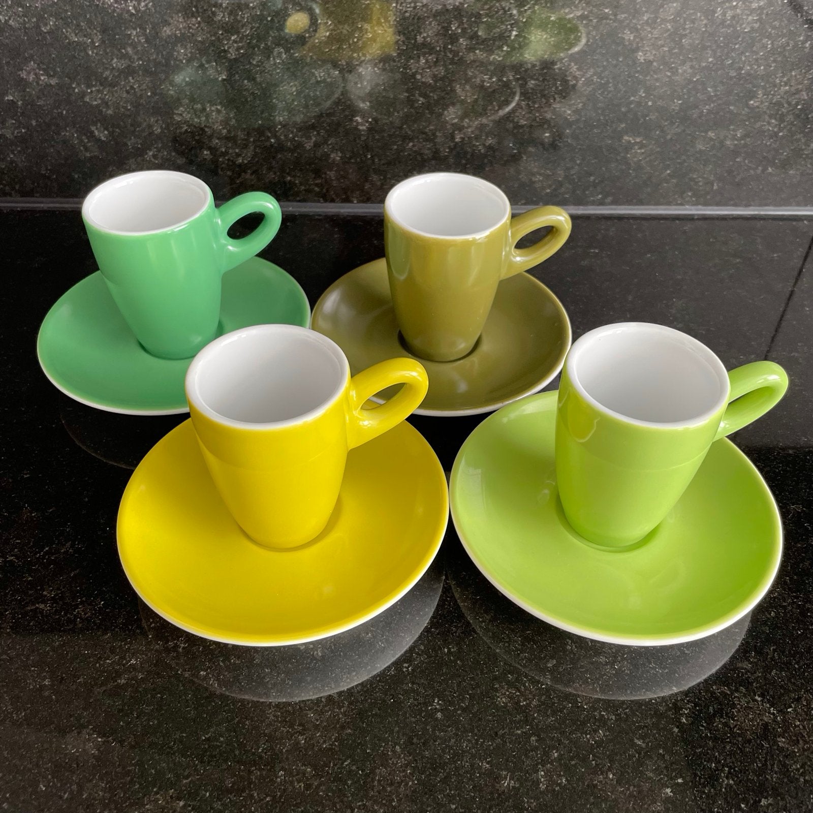 Espresso kopjes met schotels - 4 kleuren groen - Walküre (D), Overige merken, Ophalen of Verzenden, Zo goed als nieuw, Modern