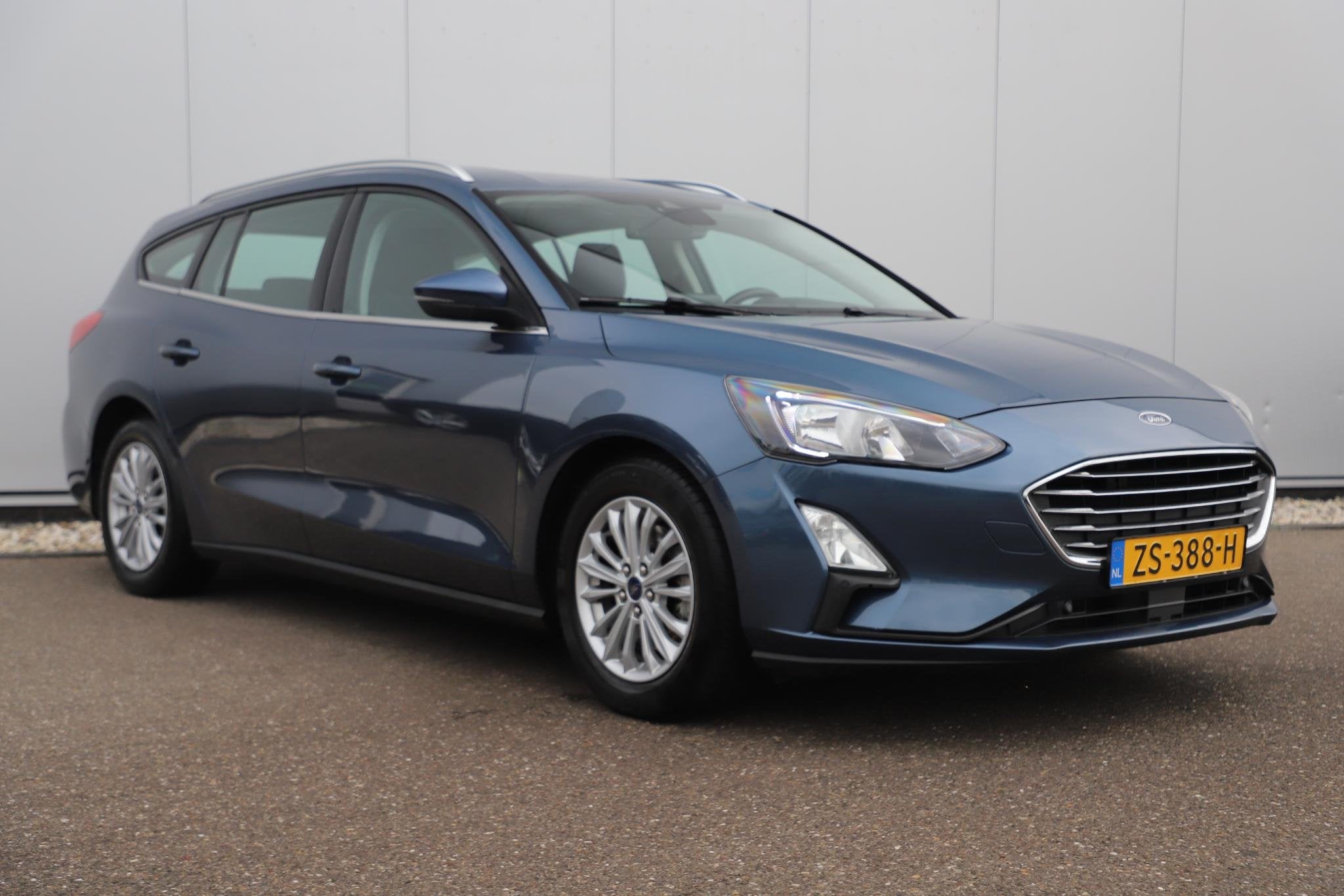 Foto 3 van Ford Focus Wagon 1.5 EcoBoost Titanium Business 150PK Trekha