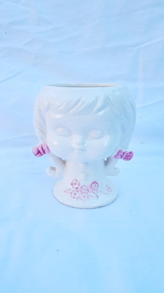 Vintage bloempot meisjeshoofd, wit met roze accenten. 7B3