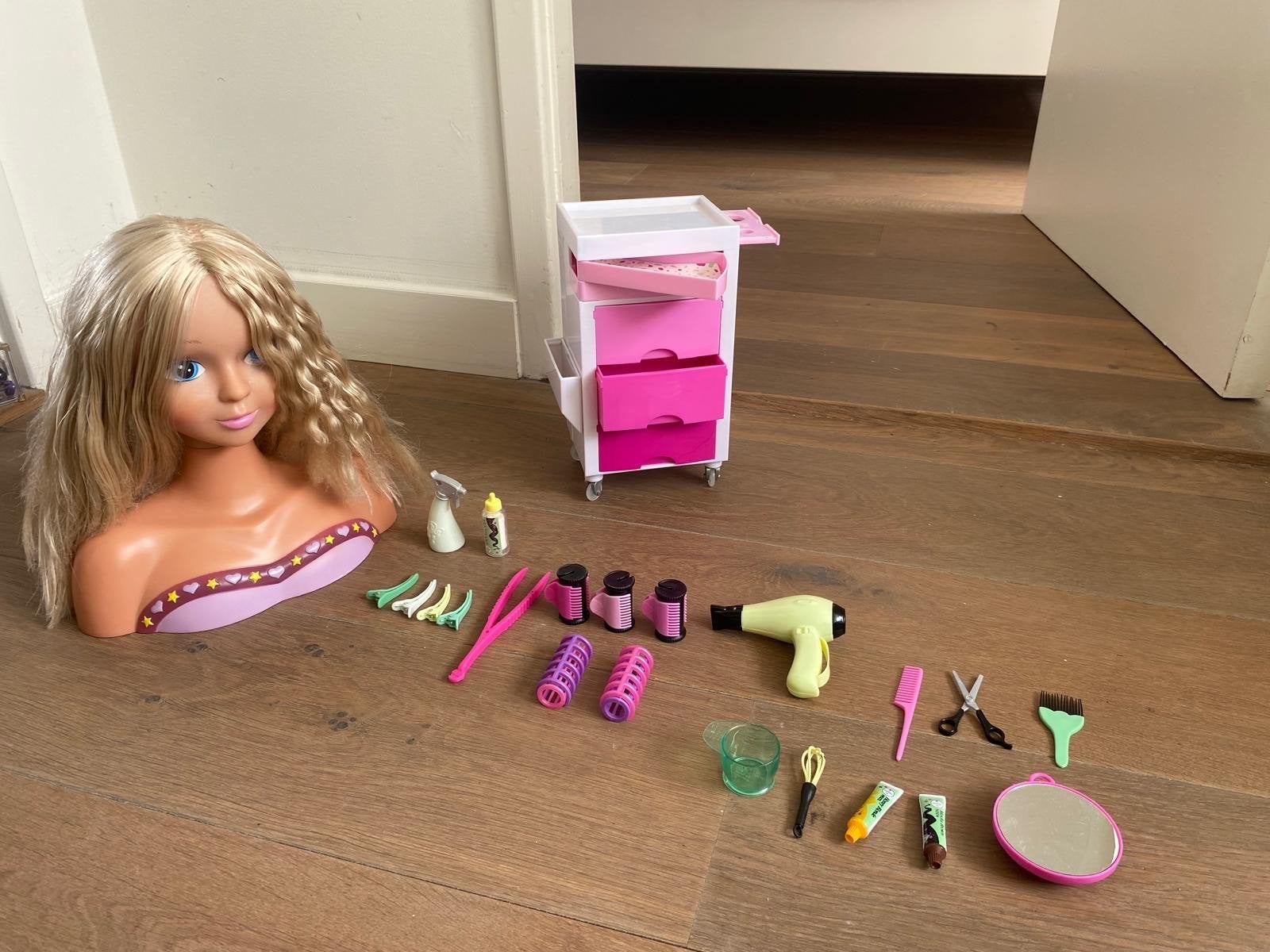 Barbie Kaphoofd met accessoires en kapperskar, Ophalen of Verzenden, Gebruikt, Meisje
