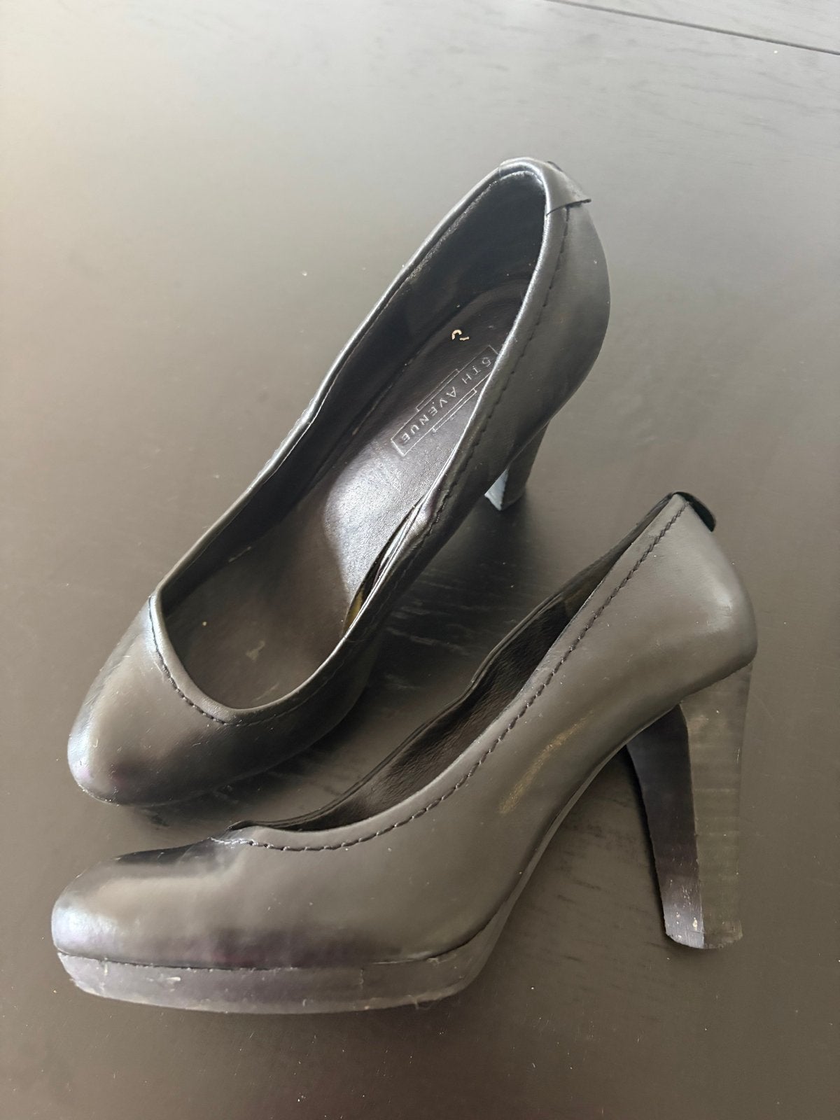Zwarte pumps en bruine sleehak sandalen, Ophalen, Gedragen, Zwart, Pumps