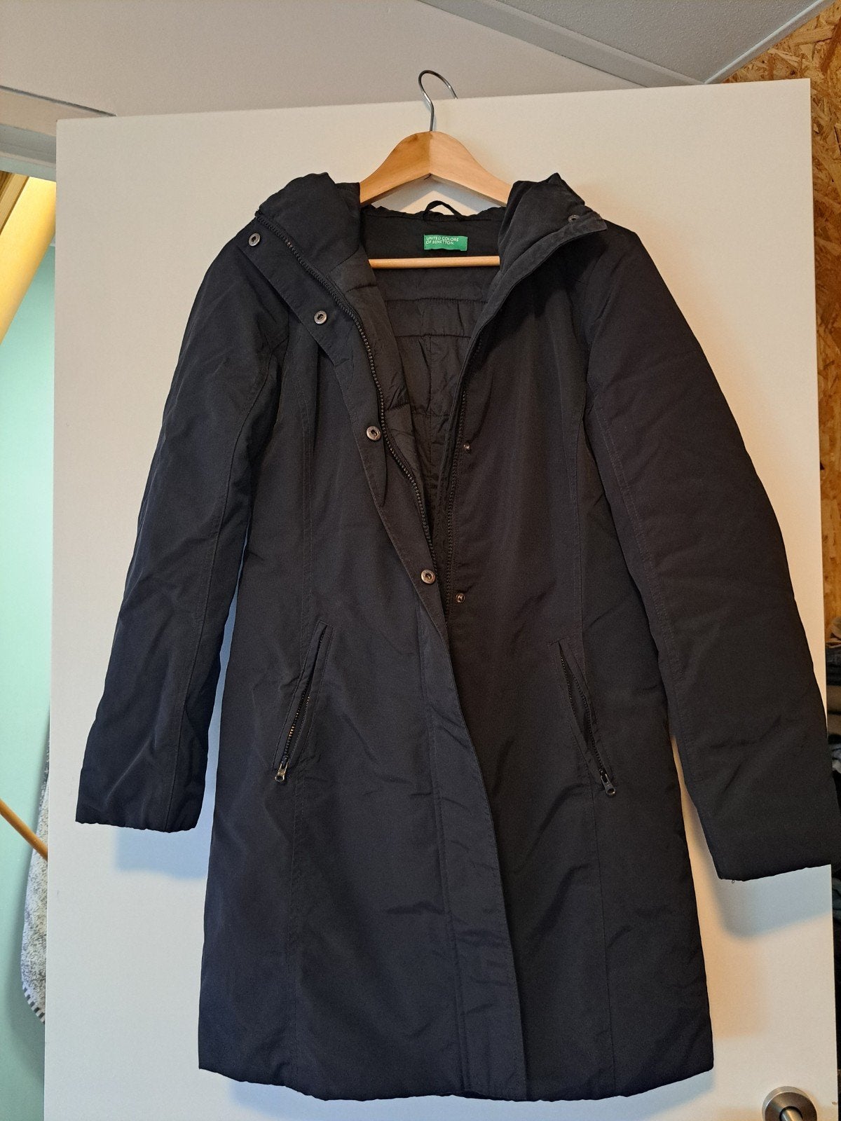 Zwarte Benetton winterjas maat 38/40 (M), Kleding | Dames, Jassen | Winter, Maat 38/40 (M), Zwart, Ophalen of Verzenden, United Colors of Benetton