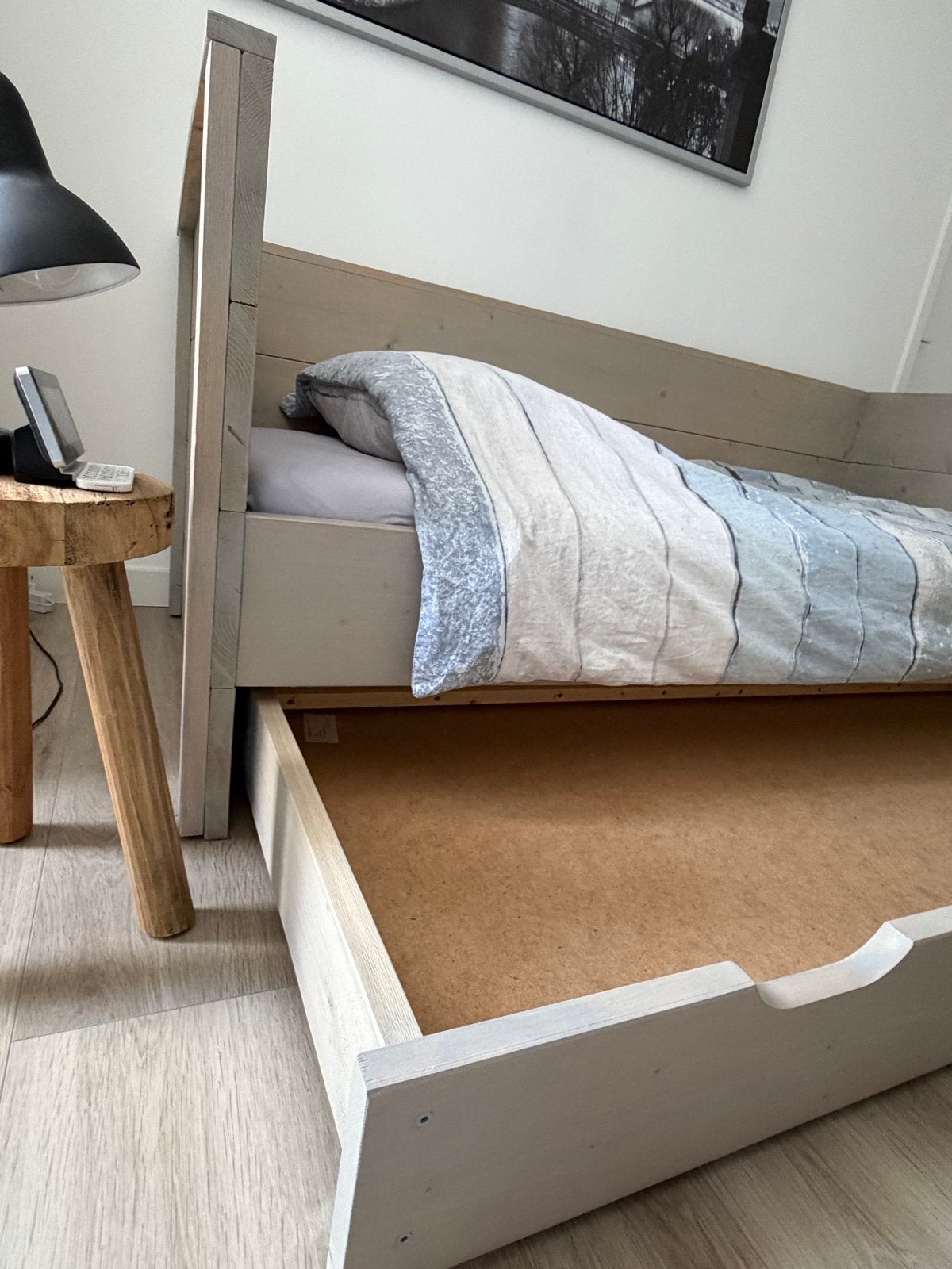 Stoer 1-persoonsbed met opberglade - Grey wash, Ophalen, 85 tot 100 cm, Gebruikt, Lattenbodem