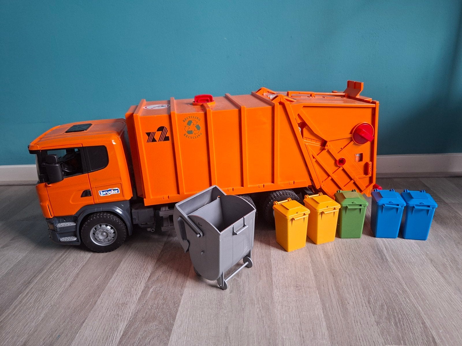 Bruder Scania vuilniswagen met containers, Ophalen of Verzenden, Gebruikt