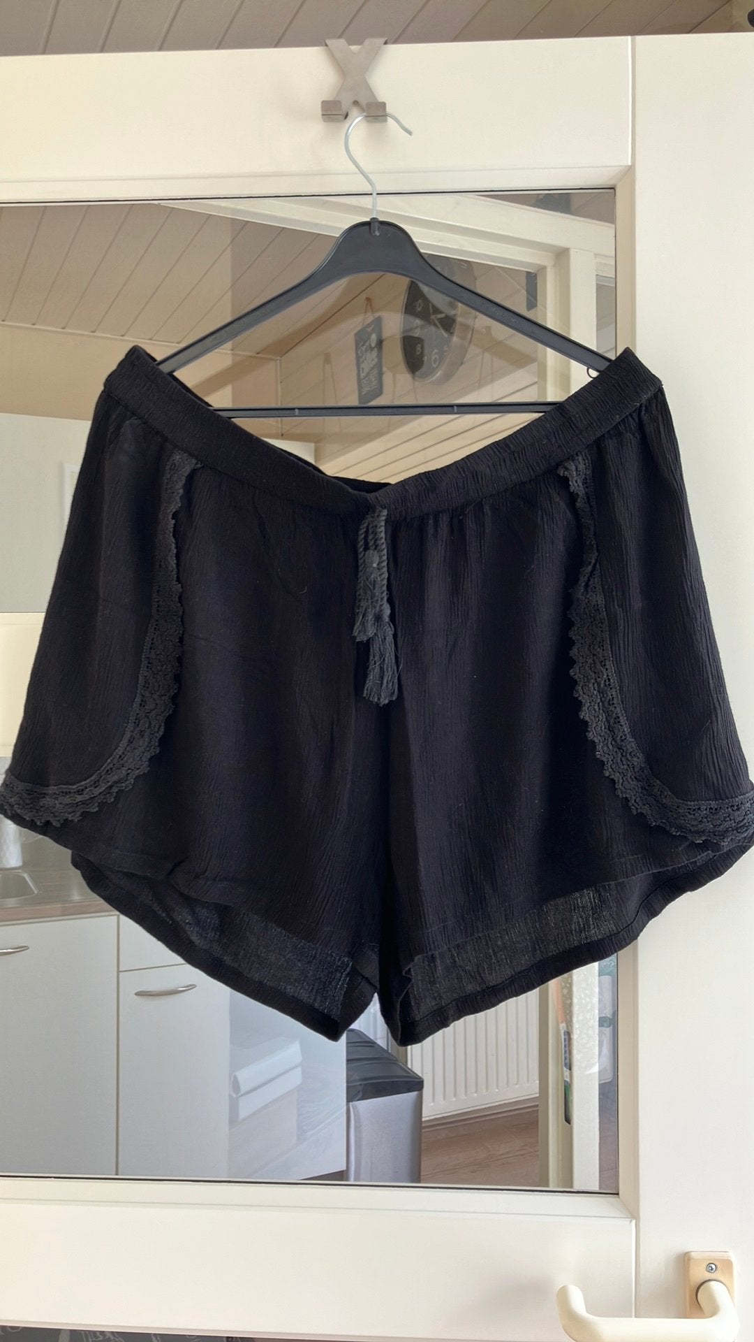 Leuke zwarte short crêpe stof mt 46/48, Kleding | Dames, Broeken en Pantalons, Kort, Zwart, Maat 46/48 (XL) of groter, Ophalen of Verzenden
