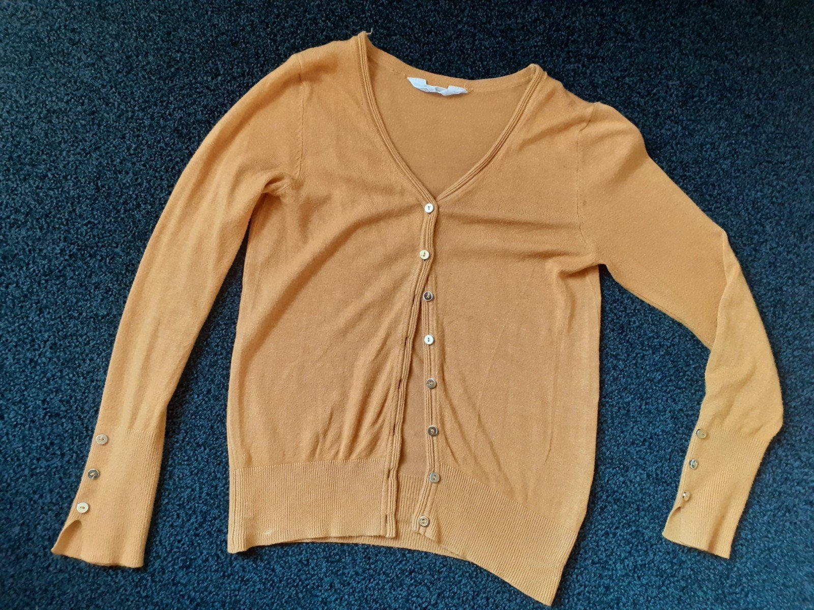 Oker geel vest met goudkleurige knoopjes, maat 36, Ophalen of Verzenden, Zo goed als nieuw, Maat 36 (S), Geel