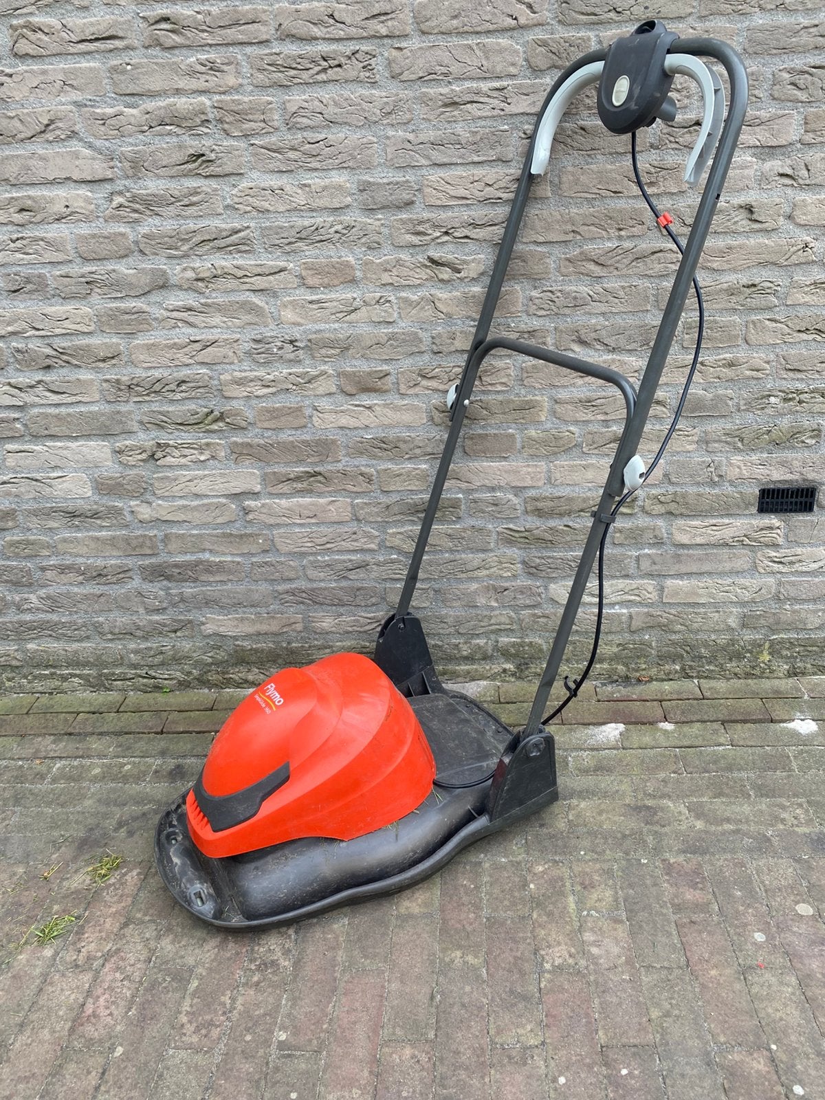 Weinig gebruikte Flymo Husqvarna zweef grasmaaier., Gebruikt, Elektrische grasmaaier, Mulchfunctie, Ophalen of Verzenden