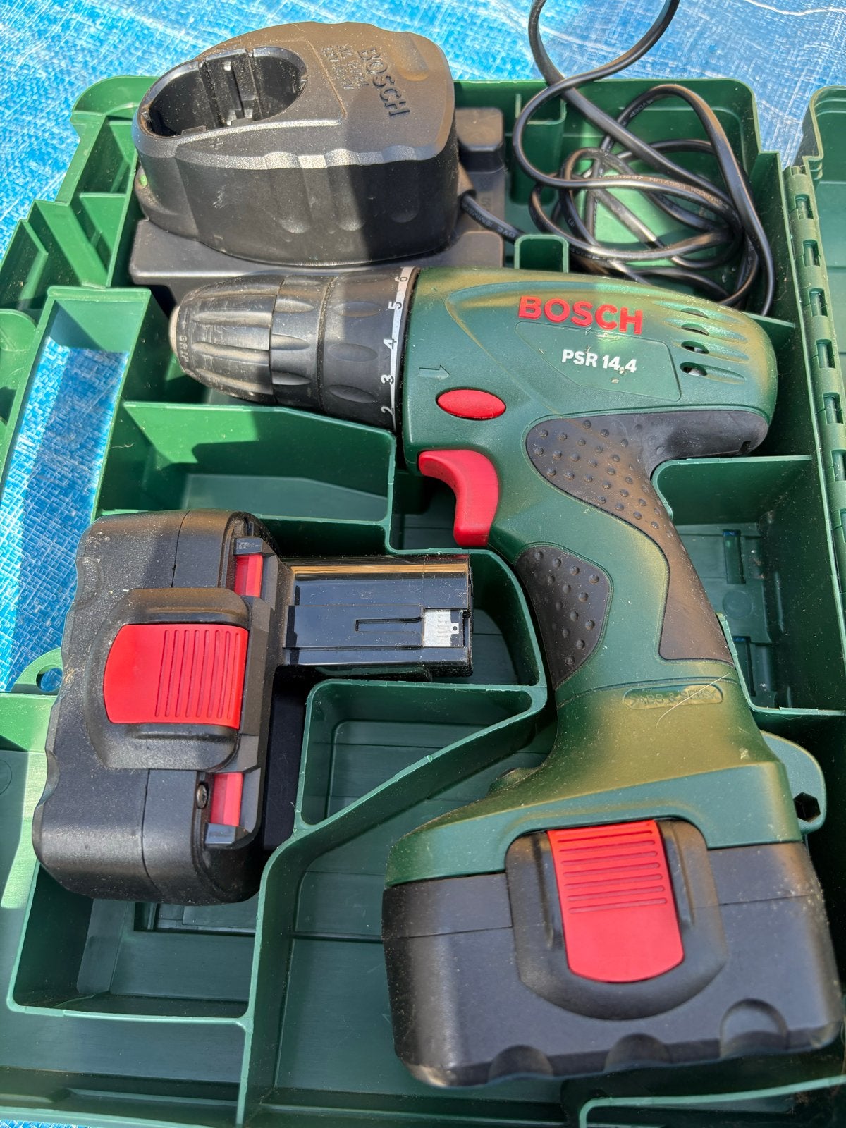 Bosch Accu Schroefboormachine PSR 14,4 met lader en koffer, Gebruikt, Variabele snelheid, Ophalen of Verzenden, Boor- en Schroefmachine