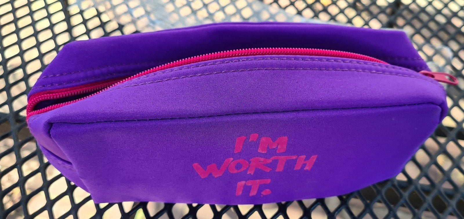 Etui paars met roze en tekst I'm worth it, Ophalen of Verzenden, Nieuw