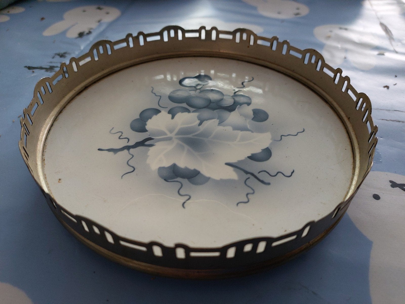 Vintage schaal met druivenmotief en metalen rand, Ophalen of Verzenden
