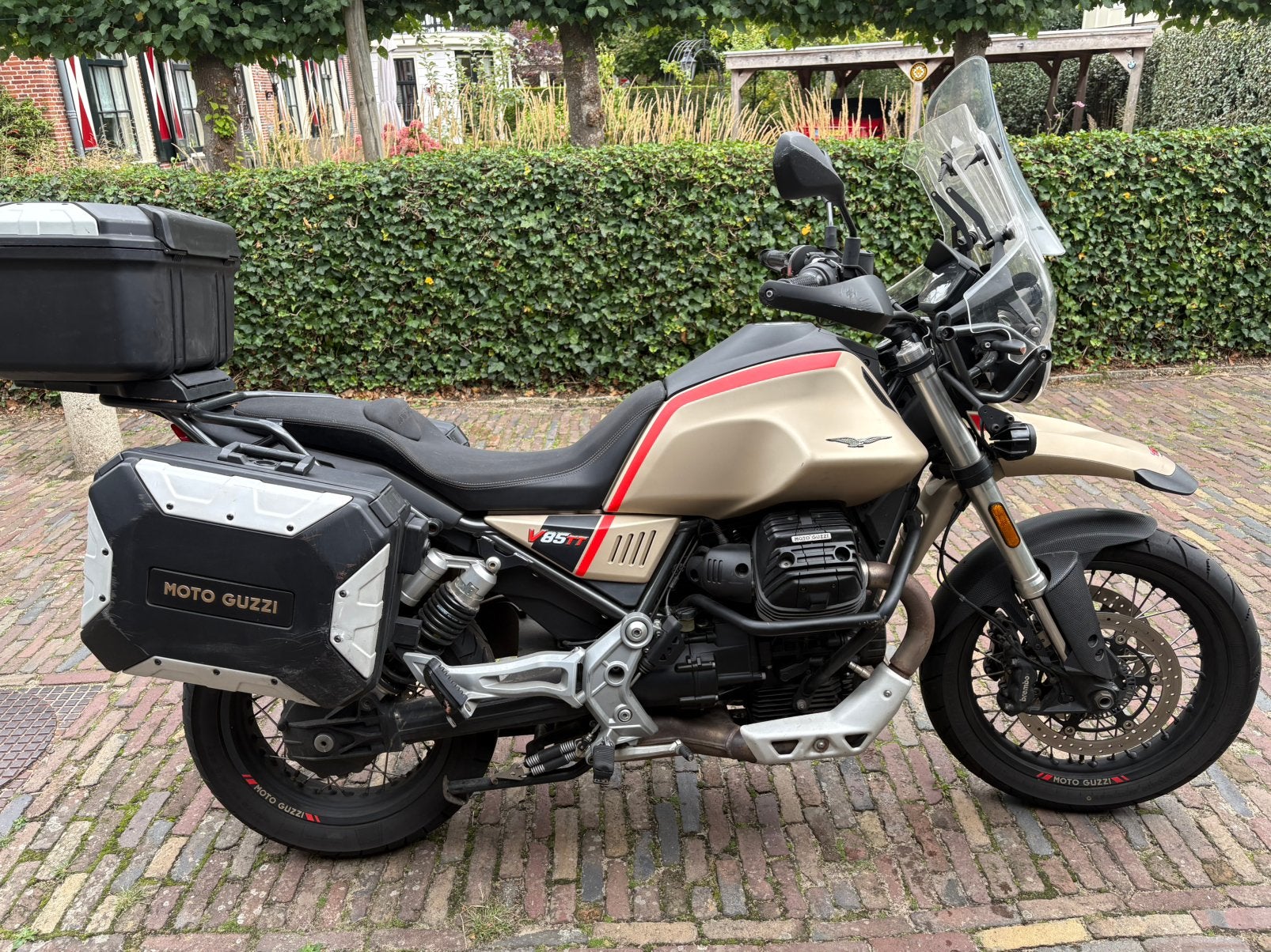 Motor Motoguzzi V85TT, goudkleurig, uit 2020, Motoren, Particulier, Toermotor