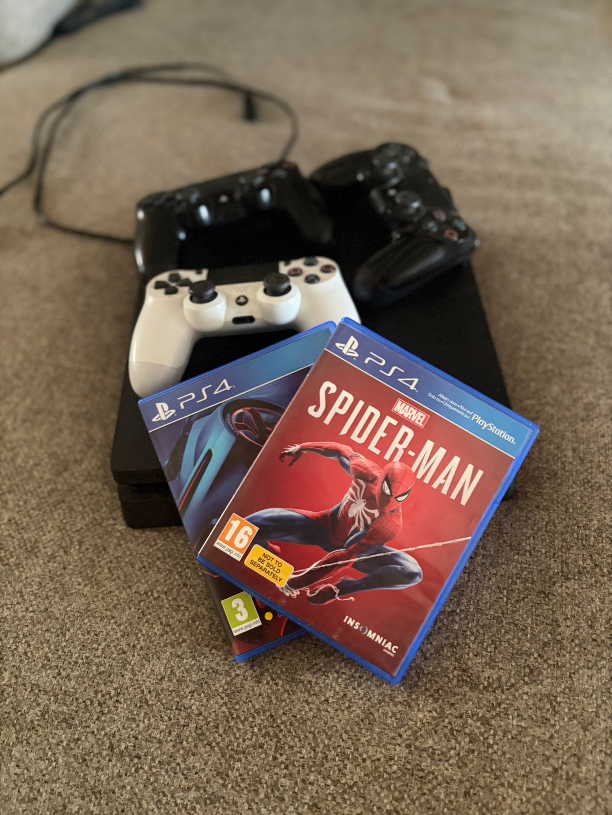 Playstation 4 + 3 controllers + 2 games + raceset, 2 spelers, Ophalen, Gebruikt, Vanaf 3 jaar