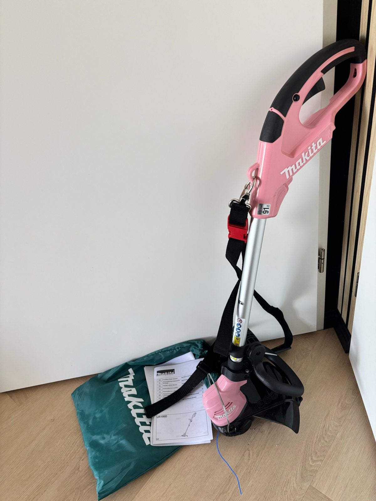 Roze Makita grastrimmer UR100D - Nieuw, zonder accu, Tuin en Terras, Grasmaaiers, Ophalen, Nieuw, Accu-grasmaaier