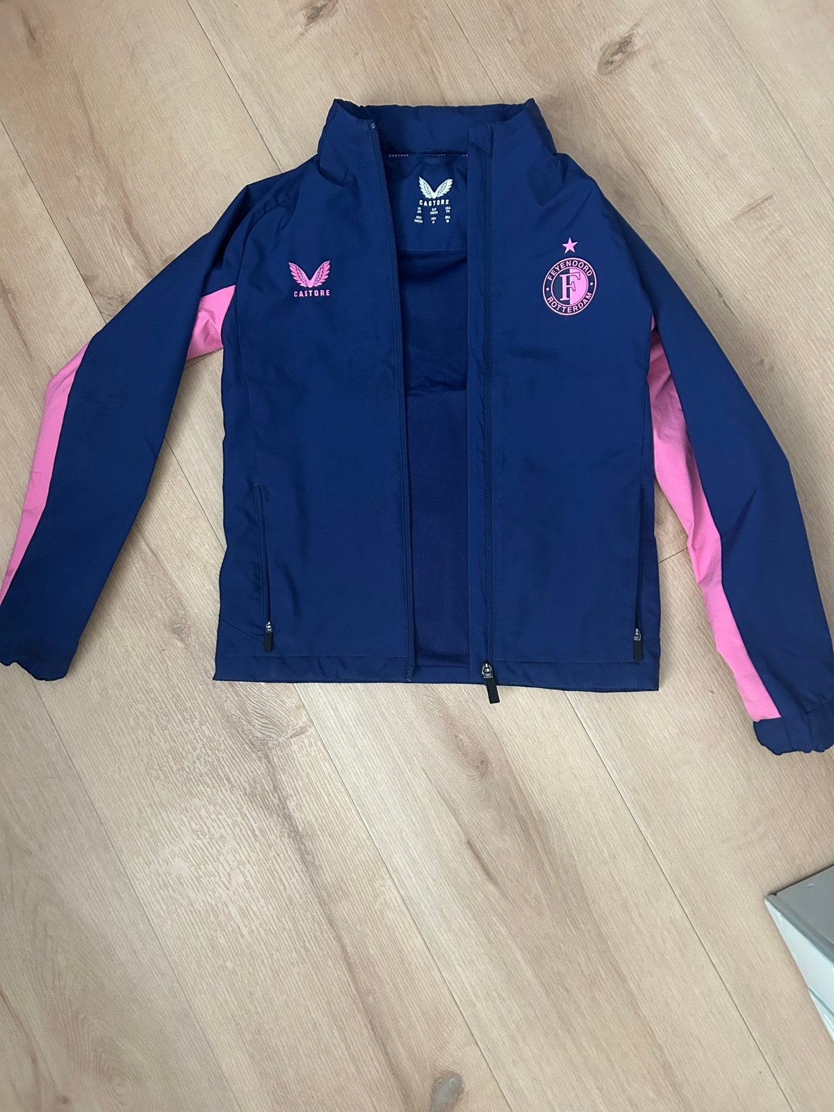 Feyenoord windjack ‘25-‘26 zomerjas maat 146, Ophalen, Zo goed als nieuw, Jongen of Meisje