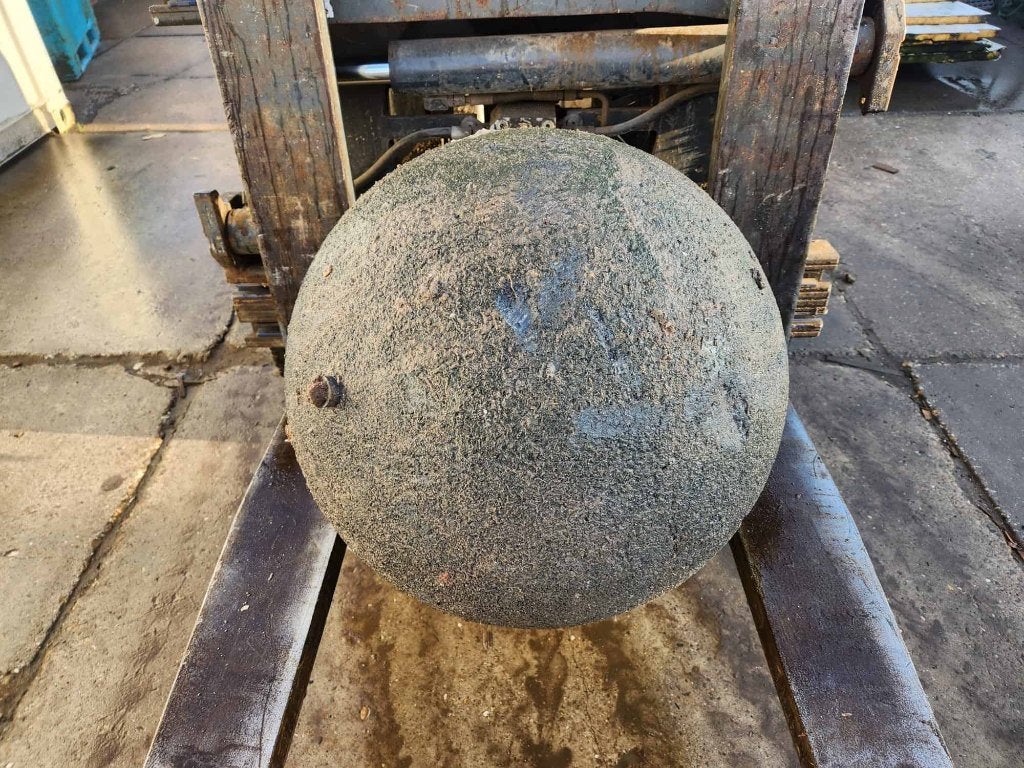 208 - Betonnen bal, Ophalen, Gebruikt