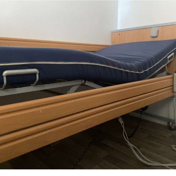Zorgbed Hoog-Laag + Matras | Ophalen / Bezorgen + Montage, Wandkapstok, Ophalen of Verzenden, Zo goed als nieuw, Minder dan 100 cm