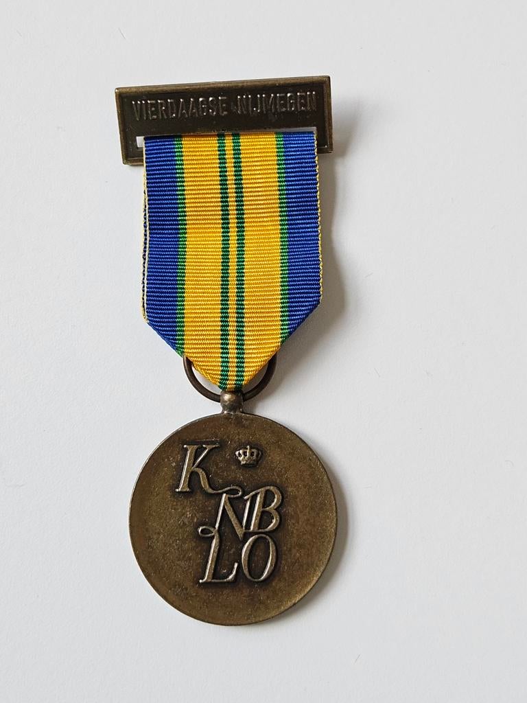 Verzorgingsmedaille onderscheiding KNBLO Nijmegen vierdaagse, Verzamelen, Ophalen of Verzenden, Landmacht, Nederland, Embleem of Badge
