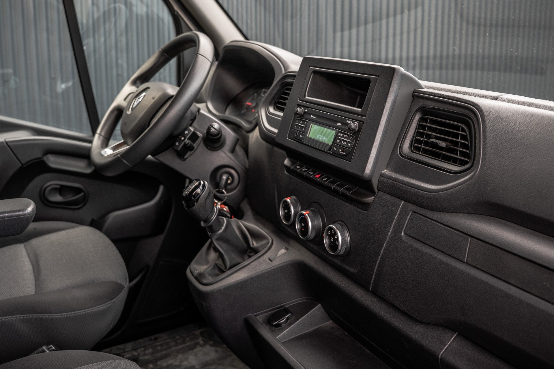 Renault Master 15.389 KM! | Bakwagen met Laadklep | 146PK |, Auto's, Bestelauto's, 145 pk, Gebruikt, Zwart, 4 cilinders