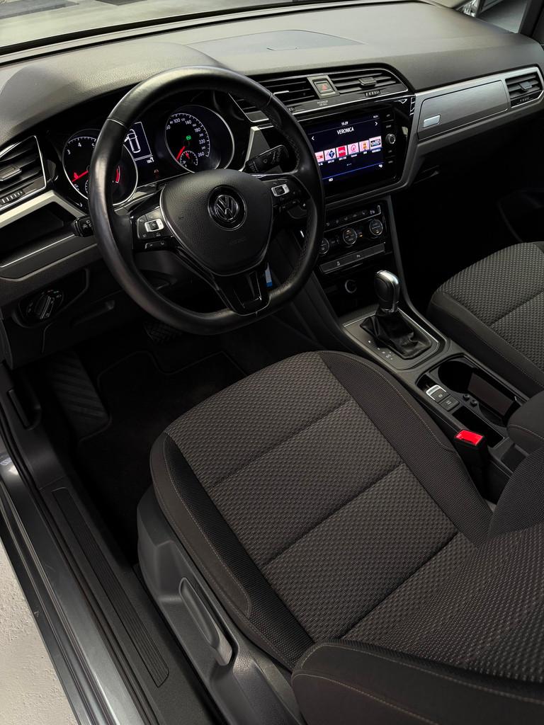 Volkswagen Touran 1.4 TSI Highline 7p CarPlay Trekhaak, Gebruikt, Zwart, 4 cilinders, 7 stoelen