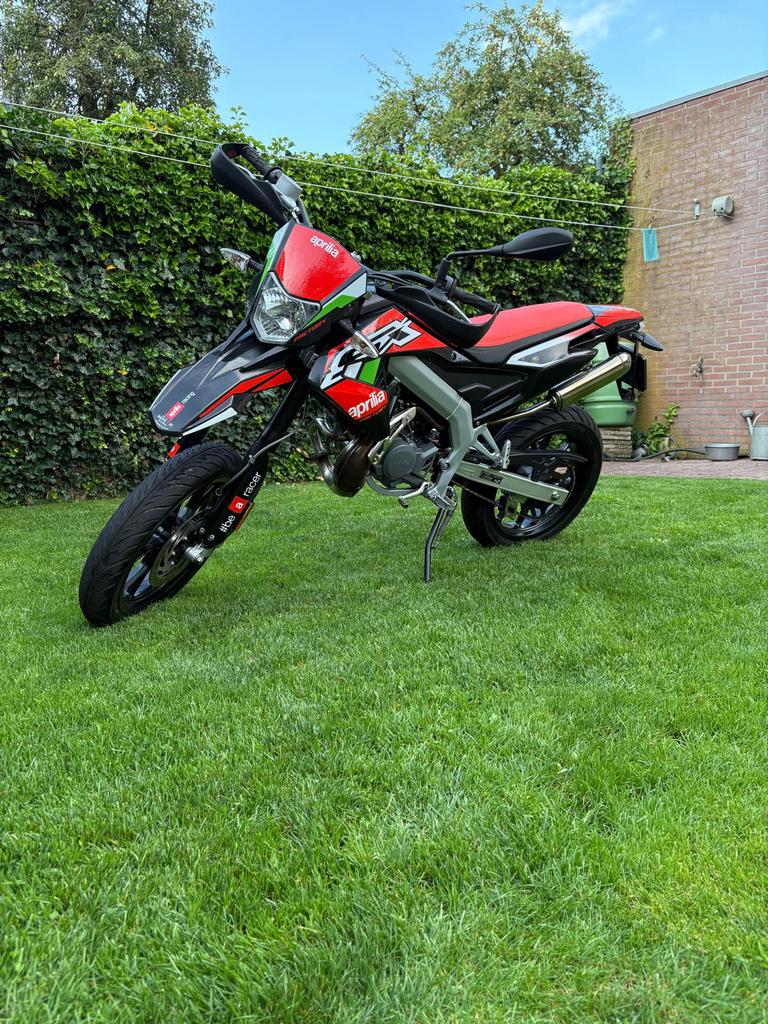 Te koop zeer nette Aprilia type SX50 factory, Fietsen en Brommers, Brommers | Derbi, Zo goed als nieuw, Maximaal 45 km/u, Ophalen of Verzenden