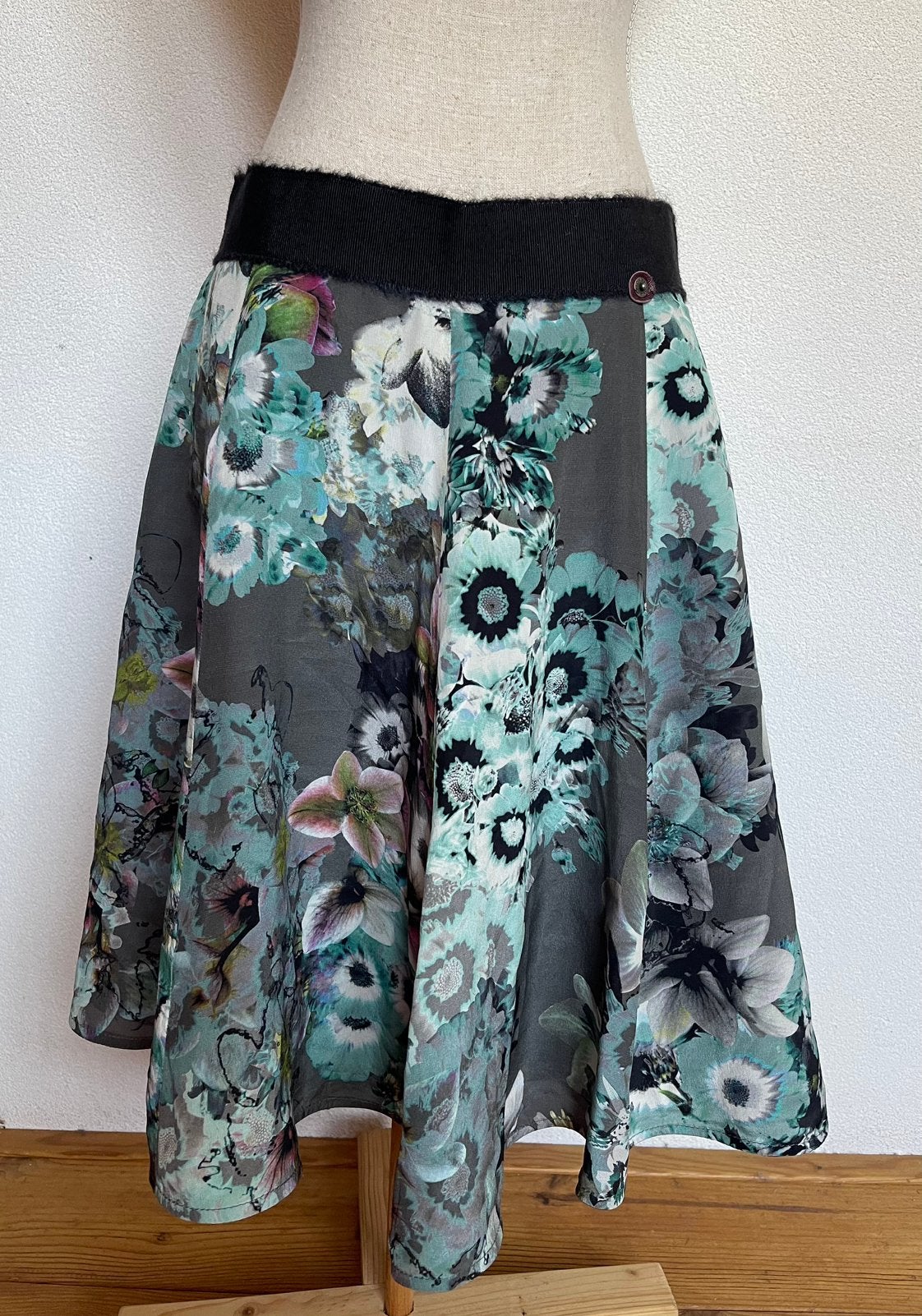 Korte rok van Tricot Chic van zijde maat 40/42., Maat 38/40 (M), Zwart, Ophalen of Verzenden, Zo goed als nieuw