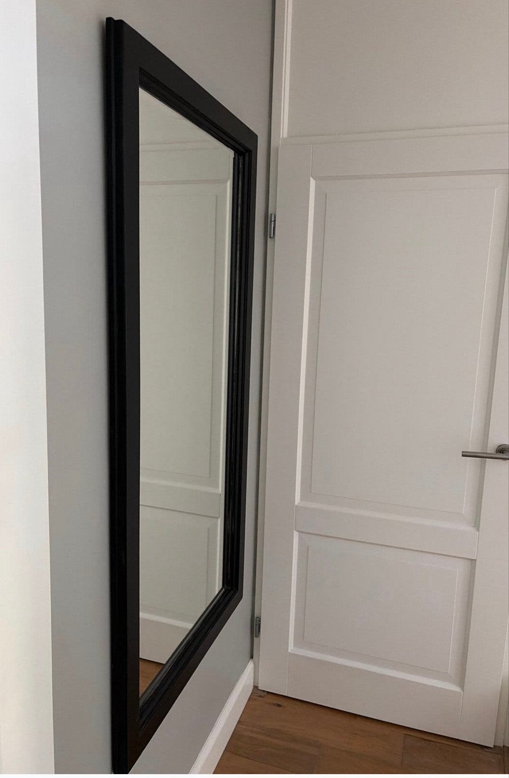 Mooie, zware zwarte spiegel met elegante facetrand, Huis en Inrichting, Ophalen of Verzenden, Zo goed als nieuw, 75 tot 100 cm