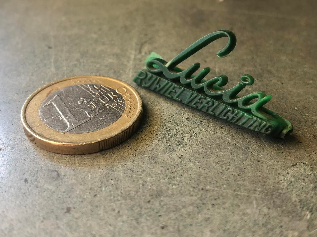 Plastic clip / dasspeld met opdruk Lucia Rijwielverlichting, Verzamelen, Ophalen of Verzenden, Gebruikt